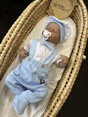 Bavlněná souprava Gentleman 3D, body kr. rukáv, polodupačky s láclem + čepička, modrá/bílá (1)