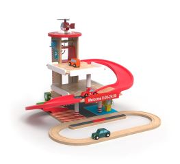 2Kids Toys Dřevěná garáž s vláčkodráhou (1)