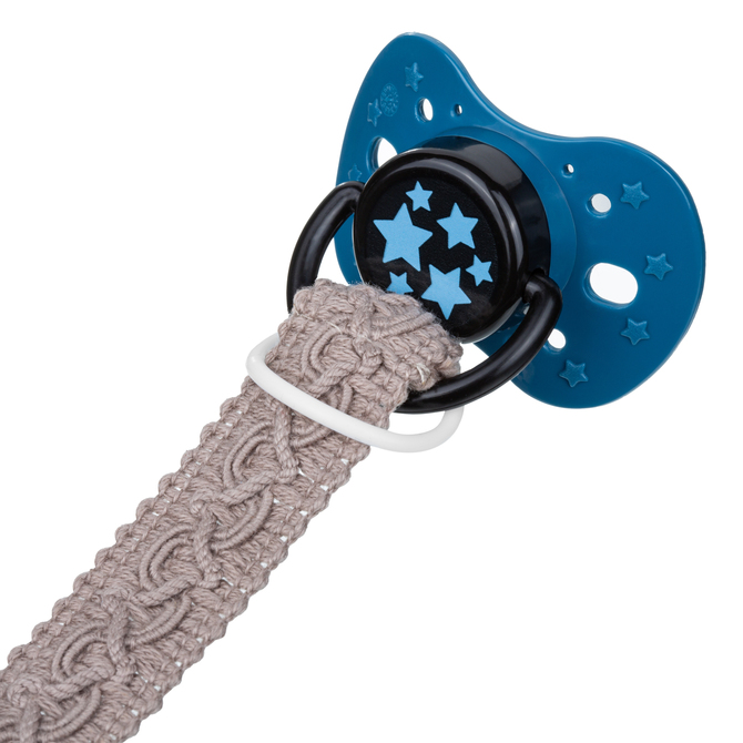 Řetízek na dudlík Akuku hnědý – bavlněná stužka s dřevěným klipem