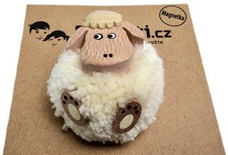 2Kids Toys Dřevěná magnetka velká pompon Ovce (4)