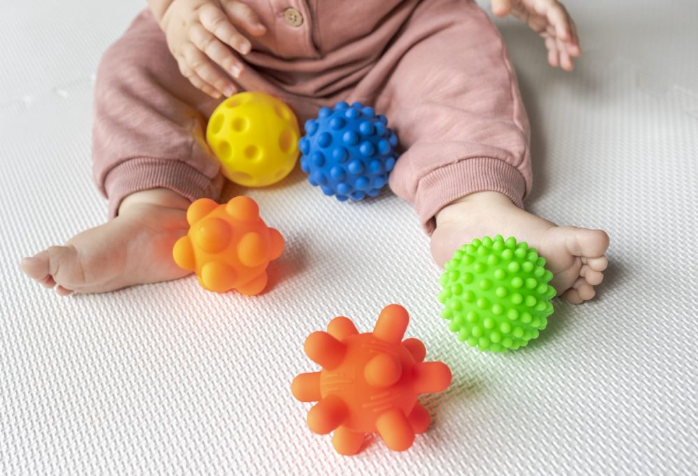 Tullo Senzorické míčky barevné 5 ks bez dírek – 59–77 mm, 0m+, mix barev