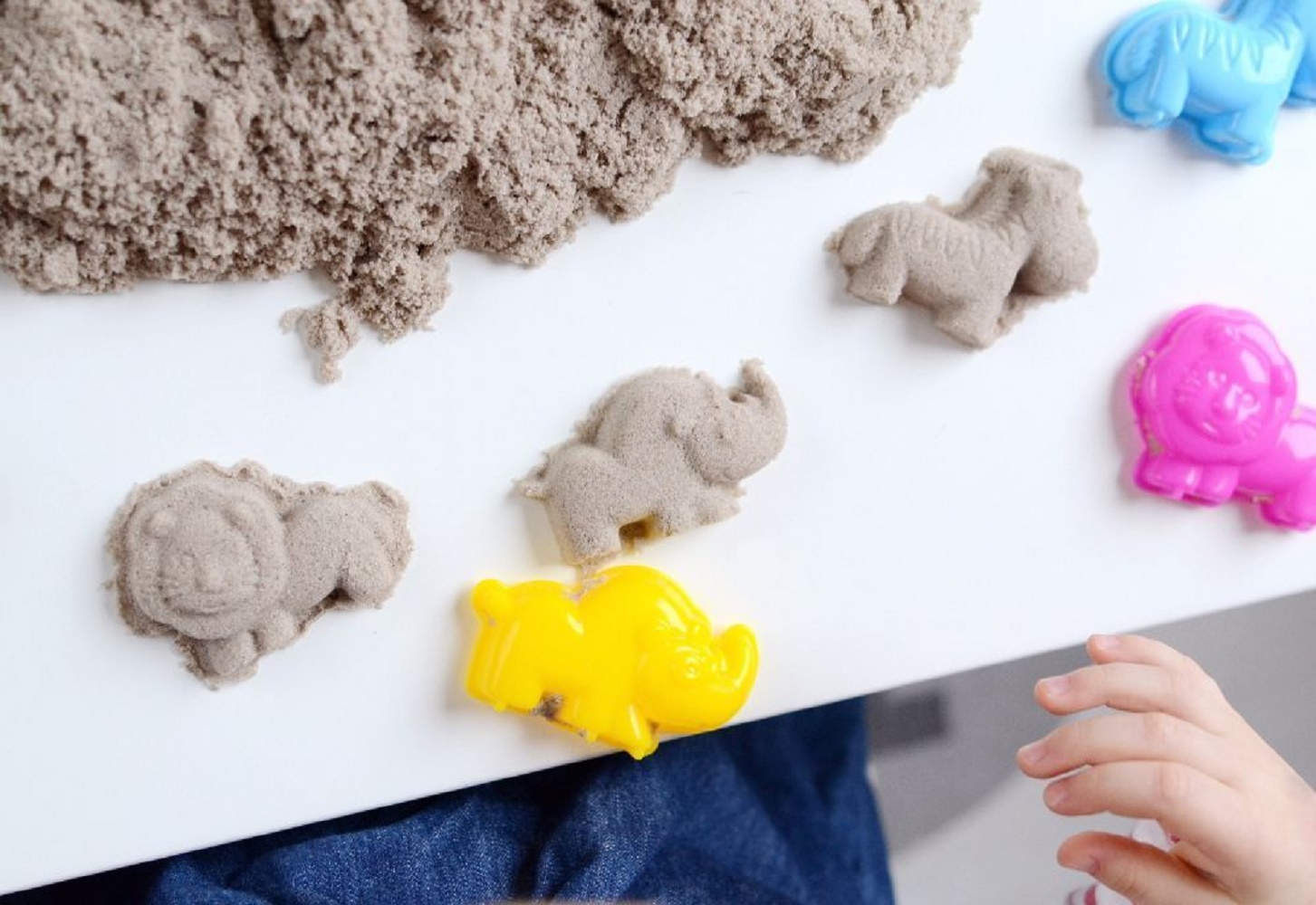 Kinetický písek - přírodní - 3kg + formičky + pískoviště, Adam Toys