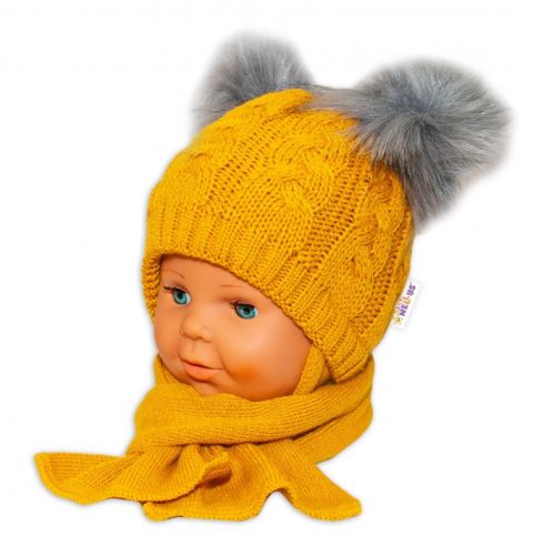 BABY NELLYS Zimní čepička s šálou - chlupáčkové bambulky - hořčicová