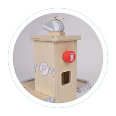 Velká dřevěná garáž a parkoviště s výtahem + autíčka (6)