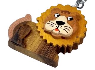 2Kids Toys Dřevěná klíčenka velká Lev ležící (1)