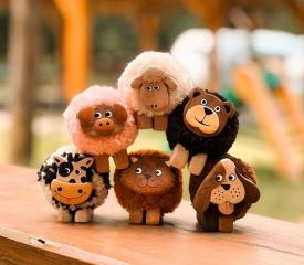 2Kids Toys Dřevěná figurka XL pompon Kráva (4)