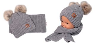 Zimní čepice s kožešinovými bambulemi + šál Baby Nellys Star - šedá, 6/24 měsíců Zimní čepice s kožešinovými bambulemi + šál Baby Nellys Star - šedá, 6/24 měsíců
