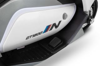 Elektrická tříkolová motorka pro děti TOYZ – 2 motory, LED, USB, bílá (11)