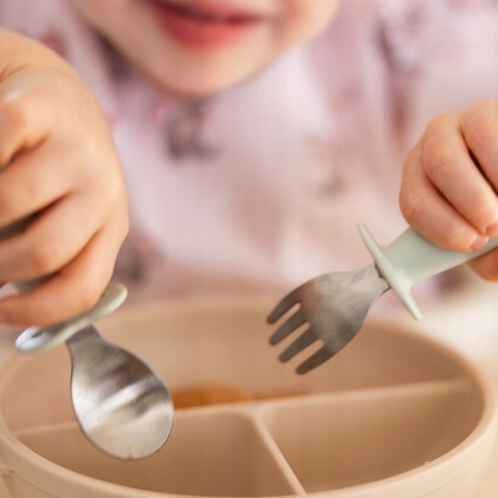Dětský jídelní set BabyOno – silikonový talíř s přísavkou + příbory nerez/silikon, béžová