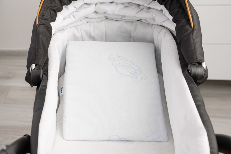 Klínový polštář do kočárku Basic 38 × 30 cm – ergonomická podpora hlavy miminka