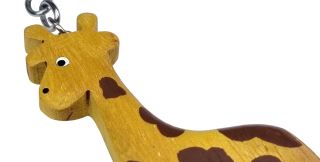 2Kids Toys Dřevěná klíčenka velká Žirafa (1)