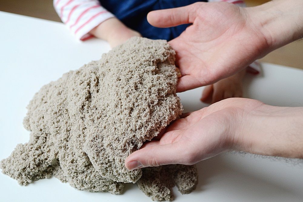 Kinetický písek - přírodní - 3kg + formičky + pískoviště, Adam Toys