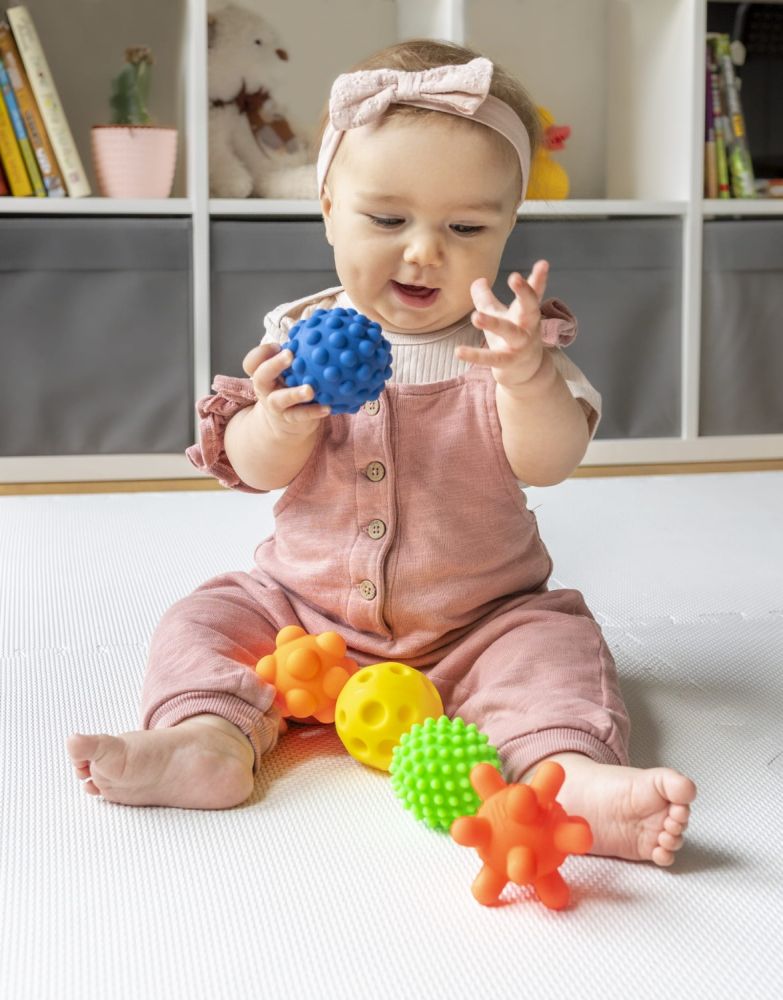 Tullo Senzorické míčky barevné 5 ks bez dírek – 59–77 mm, 0m+, mix barev