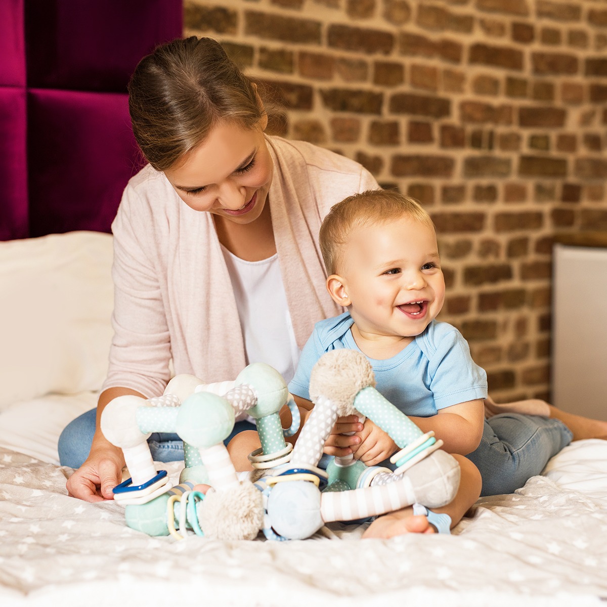 Plyšová edukační závěsná hračka Pyramida - růžová, BabyOno