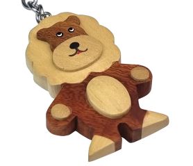 2Kids Toys Dřevěná klíčenka Lev stojící (1)