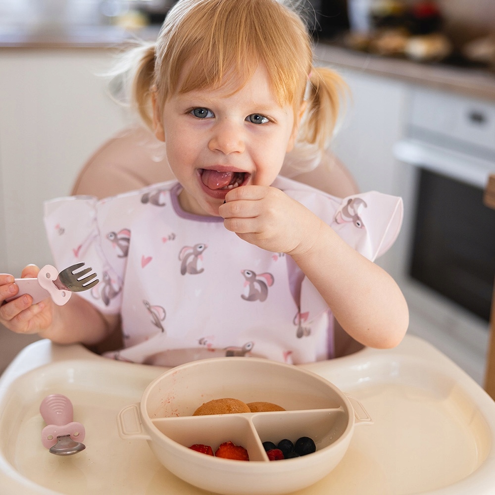 Dětský jídelní set BabyOno – silikonový talíř s přísavkou + příbory nerez/silikon, růžový