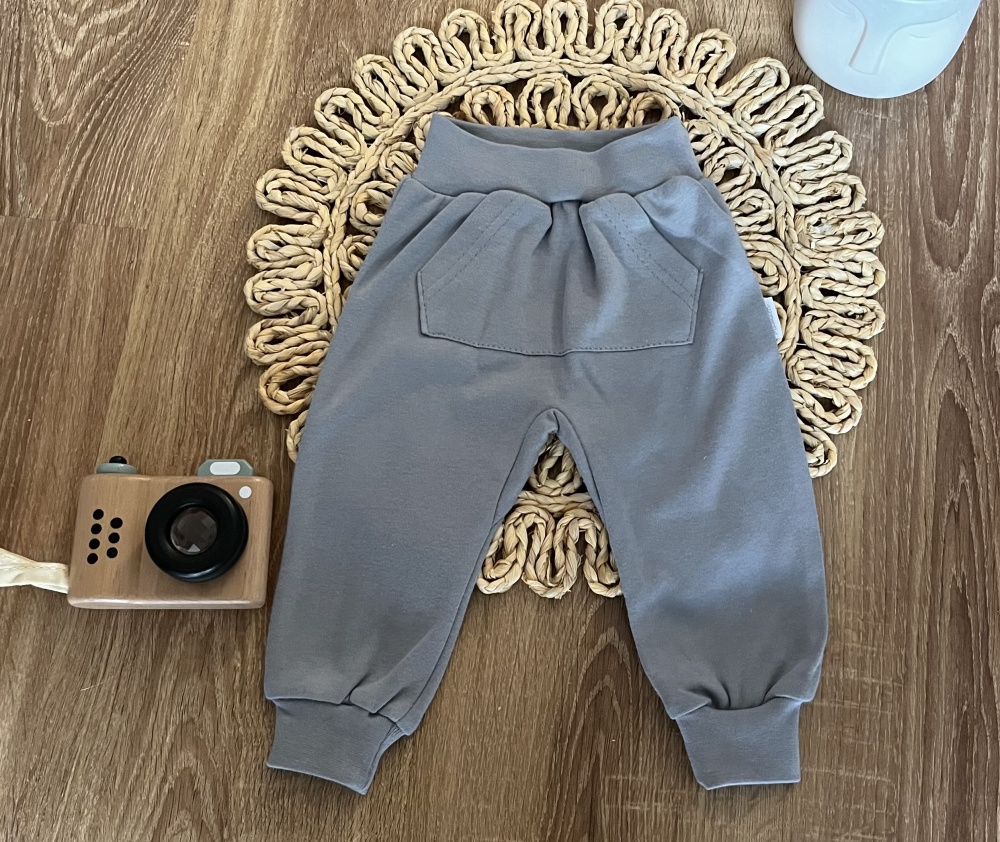 Tepláky s kapsami, bavlna Mamatti, Dino park - šedé